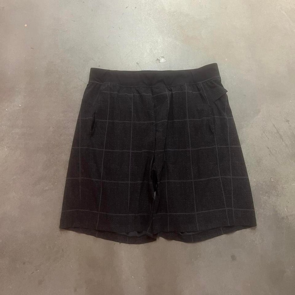 Lululemon men's black and grey athletic performance shorts workout gym summer‎